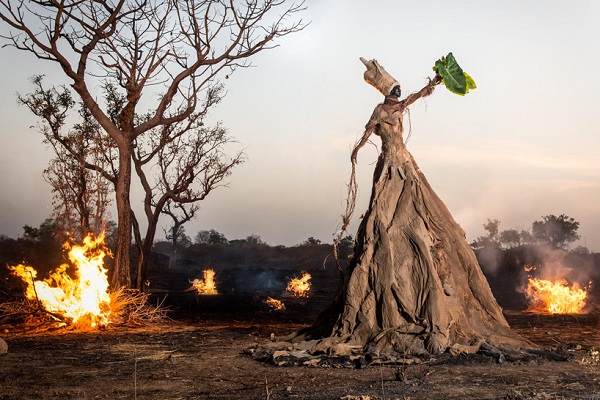 Roupas feitas de lixo: as fotos perturbadoras que mostram a poluição da África (FOTO e VÍDEO)