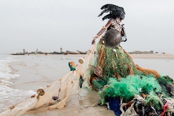 Ropa hecha con desechos: las inquietantes fotos que muestran la contaminación de África (FOTO y VIDEO)