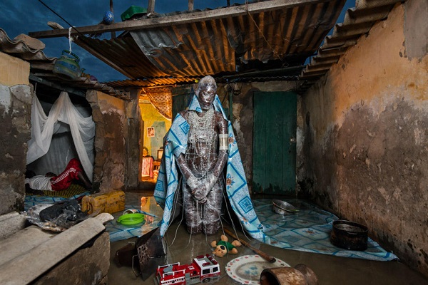 Ropa hecha con desechos: las inquietantes fotos que muestran la contaminación de África (FOTO y VIDEO)