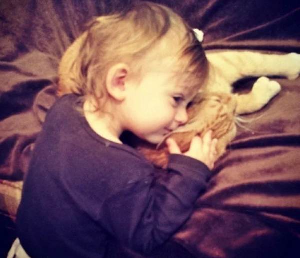 The tender friendship between an abandoned cat and the child who saved him (PHOTO)