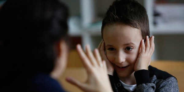 El niño es sordo: todos los compañeros aprenden lengua de signos