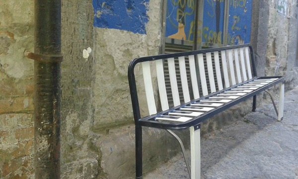 Panchinarte, in Naples the abandoned beds transformed into benches