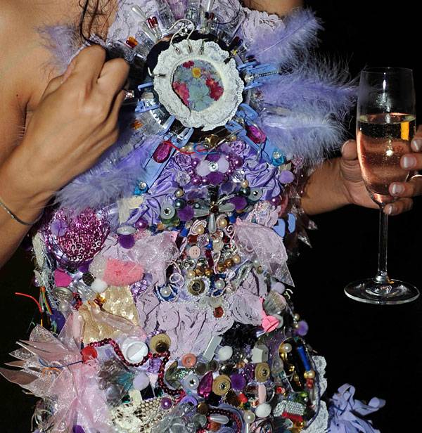 Boda basura: en Pisa el vestido de novia hecho con más de 100 residuos