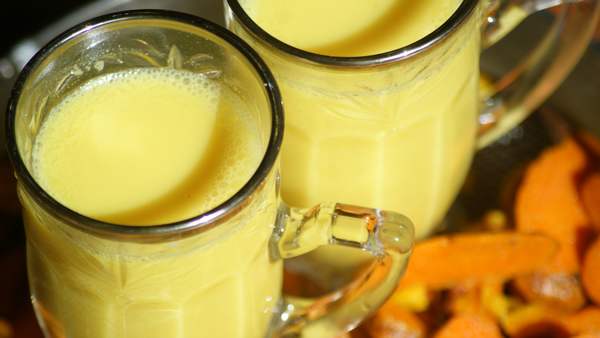 Leite dourado: por que você deve tomar leite dourado com açafrão todos os dias