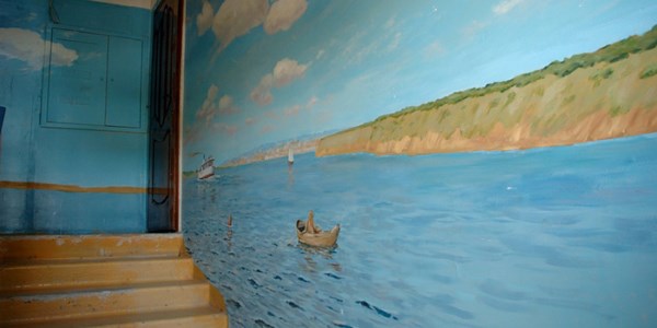 Murales on the stairs: the Russian artist who transforms houses into masterpieces