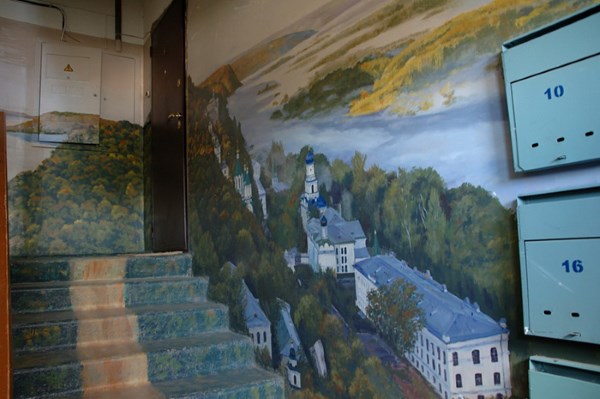 Murales on the stairs: the Russian artist who transforms houses into masterpieces