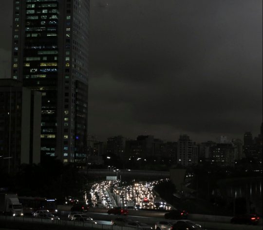 El Apocalipsis está aquí, en San Paulo se hace de noche por el exceso de humo (y monóxido de nitrógeno) que sale de los incendios en la Amazonía
