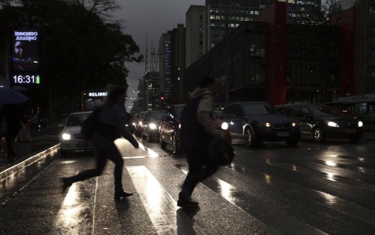 L'apocalypse est là, à São Paulo il fait nuit à cause de trop de fumée (et de monoxyde d'azote) qui vient des incendies en Amazonie
