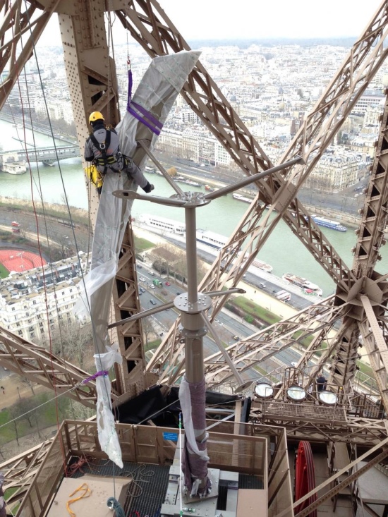 The Eiffel Tower even greener: install two wind turbines