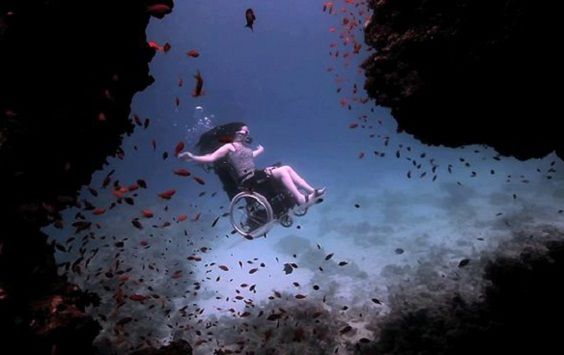 Sue Austin : nager dans les profondeurs avec le fauteuil roulant