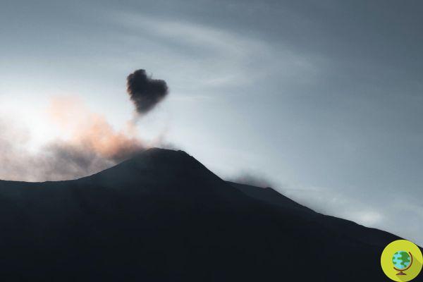 Uma nuvem de cinzas em forma de coração sai do Etna