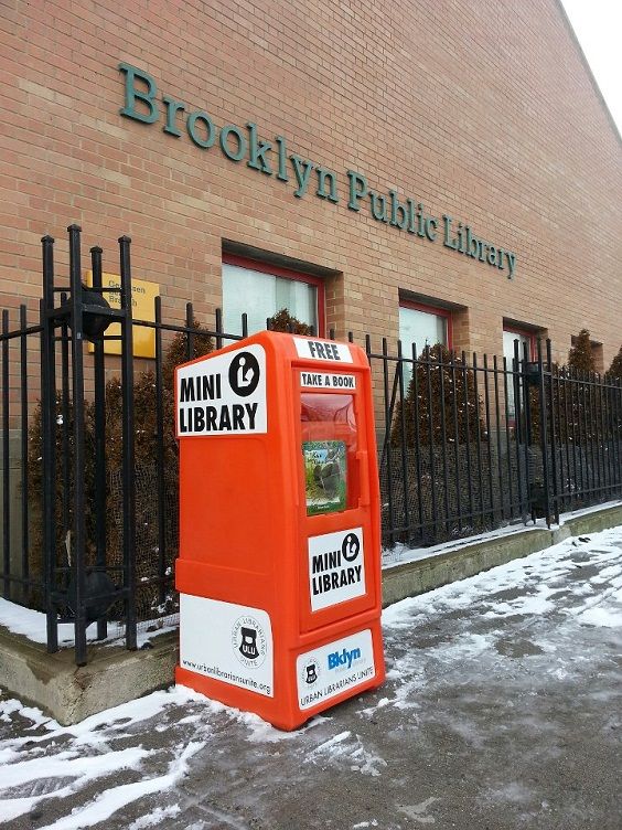 Travessia do livro: microbibliotecas nas calçadas de Nova York contra desastres naturais
