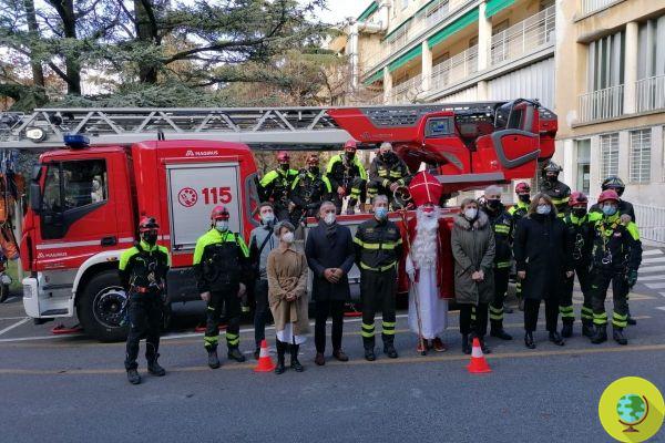 À Trieste, San Nicolò arrive sur l'échelle des pompiers pour apporter des cadeaux aux petits cancéreux du Burlo