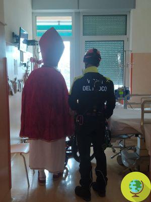 Em Trieste, San Nicolò chega na escada do corpo de bombeiros para levar presentes aos pequenos pacientes com câncer do Burlo
