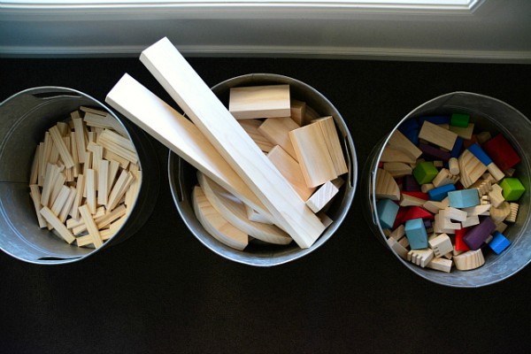 Montessori method: how to keep materials and toys in order