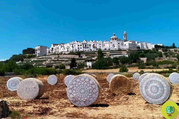 Guardanapos da Puglia adornam palheiros: a instalação Locorotondo combina a arte do crochê com o trabalho da terra