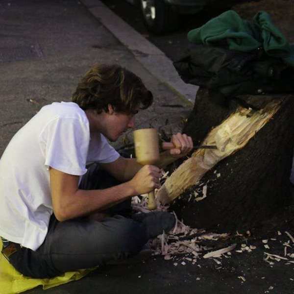 Los baúles abandonados se convierten en maravillosas esculturas. Entrevista al chico que embellece Roma (FOTO)