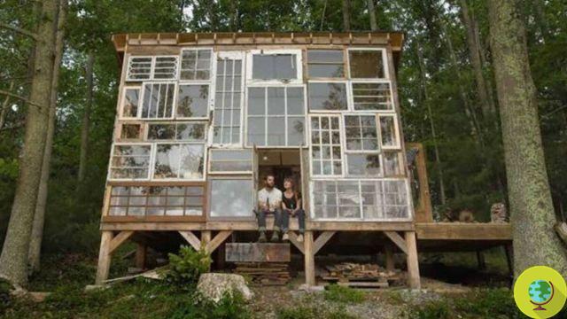 La maison dans les bois faite avec des fenêtres recyclées (VIDÉO ET PHOTOS)