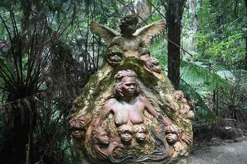 Esculturas de William Ricketts na floresta tropical australiana