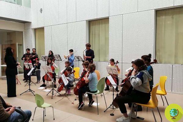 La musique est bonne, alors l'orchestre des enfants joue pour les petits malades du cancer à l'hôpital