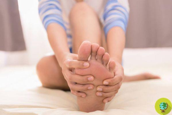 Vitamina B12: si tienes alguno de estos síntomas en los pies es posible que tengas deficiencia