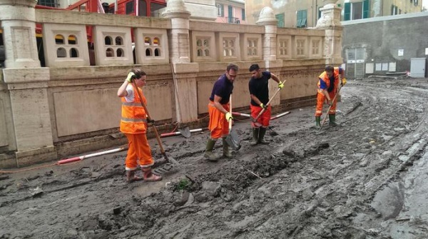 Inundação em Gênova: anjos de lama trabalhando para limpar a cidade Como ajudar (FOTO E VÍDEO)
