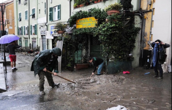 Inundación de Génova: ángeles de barro trabajando para limpiar la ciudad Cómo ayudar (FOTO Y VÍDEO)