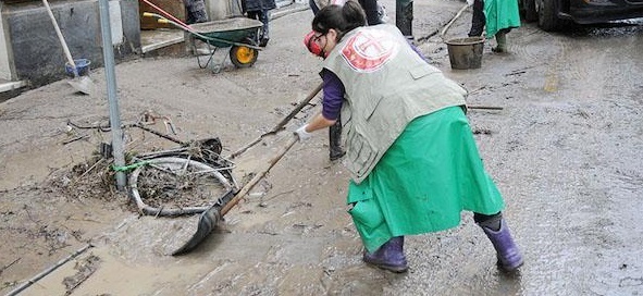 Inundación de Génova: ángeles de barro trabajando para limpiar la ciudad Cómo ayudar (FOTO Y VÍDEO)