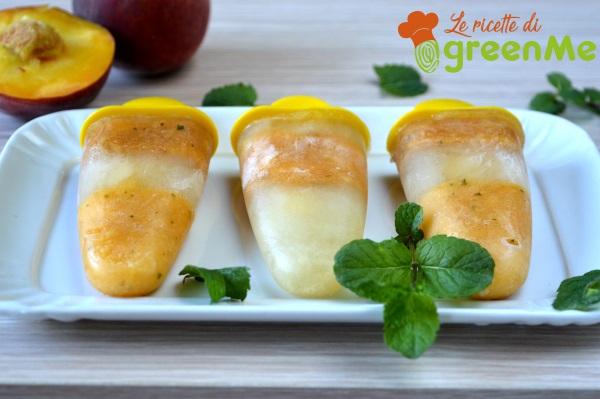 Homemade peach and mint popsicles, fresh, delicious and thirst-quenching