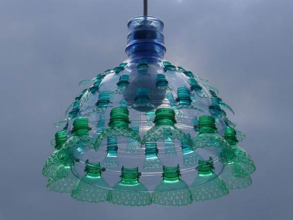 Os candelabros retrô evocativos feitos da reciclagem de garrafas plásticas