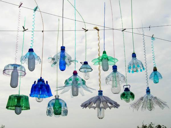 Os candelabros retrô evocativos feitos da reciclagem de garrafas plásticas