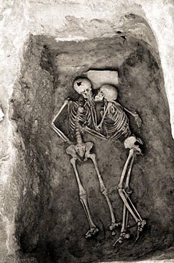 Los amantes de Hasanlu, sostuvieron un beso de 2800 años.