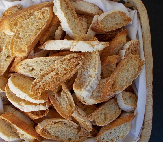 Sourdough: spelled croutons with sesame seeds